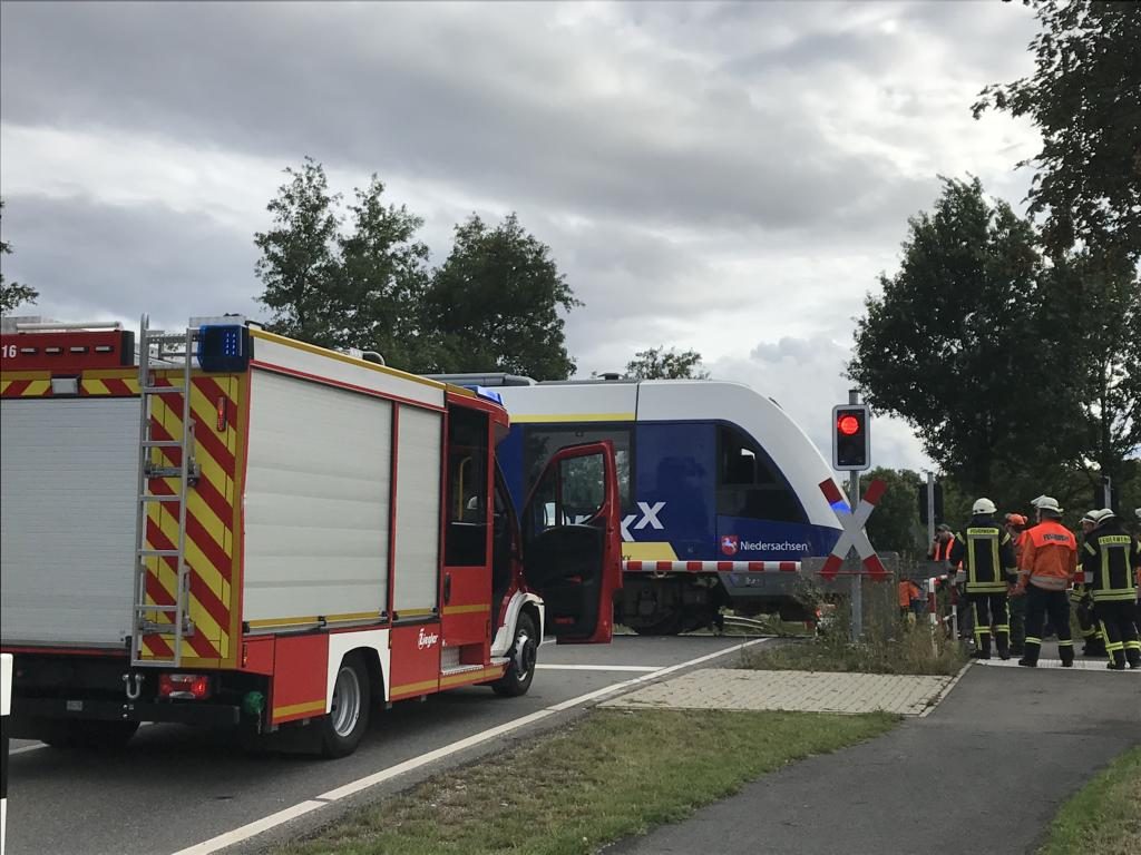 Feuerwehr evakuiert Regionalzug am Bahnübergang bei Binder