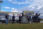 Freude bei der Feuerwehr Sickte – Firma Steffen GmbH übergibt Aufsteller mit Wappen