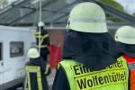 Wohnmobil steckt unter Parkdach fest