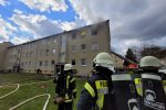 Feuer im Mehrfamilienhaus – Person wurde aus Wohnung gerettet