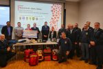 Fünf neue Defibrillatoren und eine Wiederbelebungspuppe in Betrieb genommen